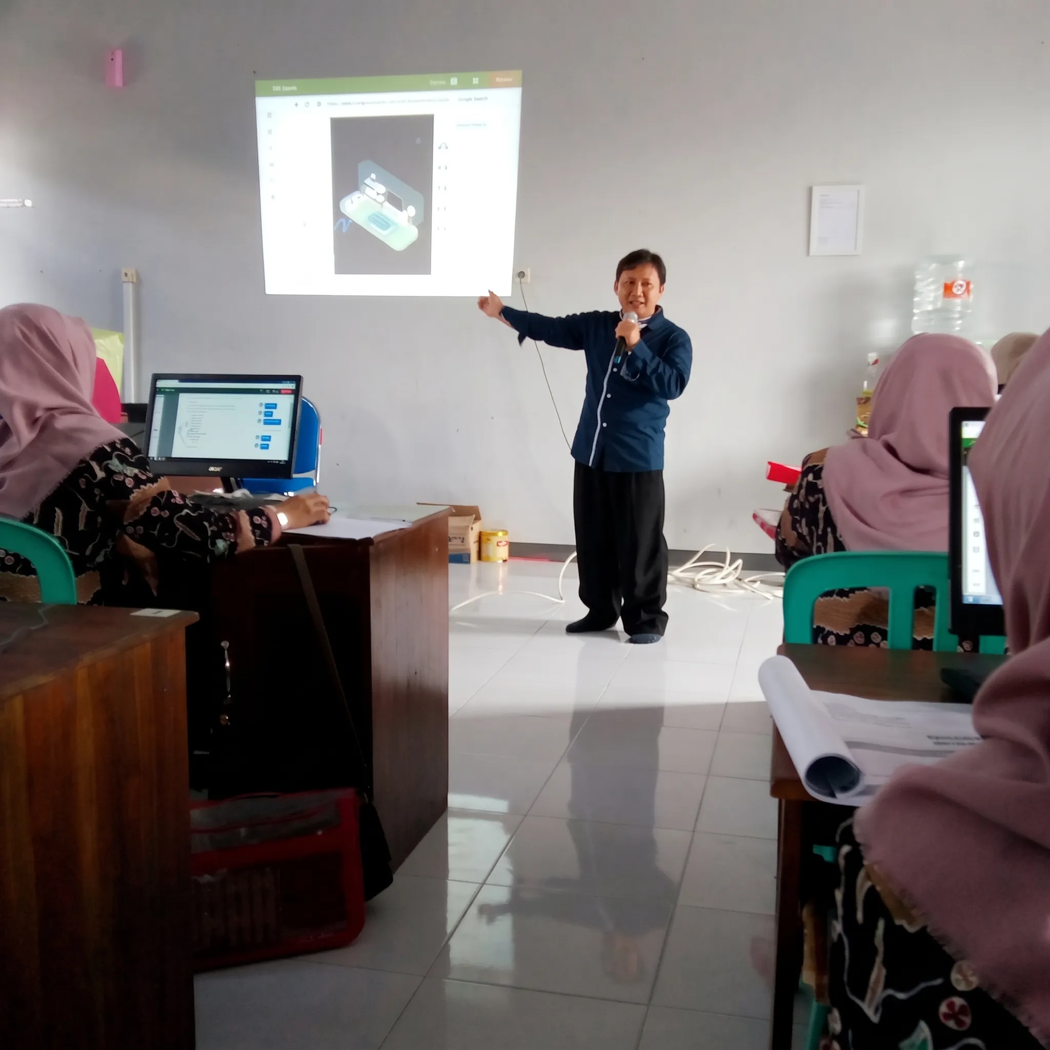 Empowering Guru MTsN 1 Jember Melalui Workshop