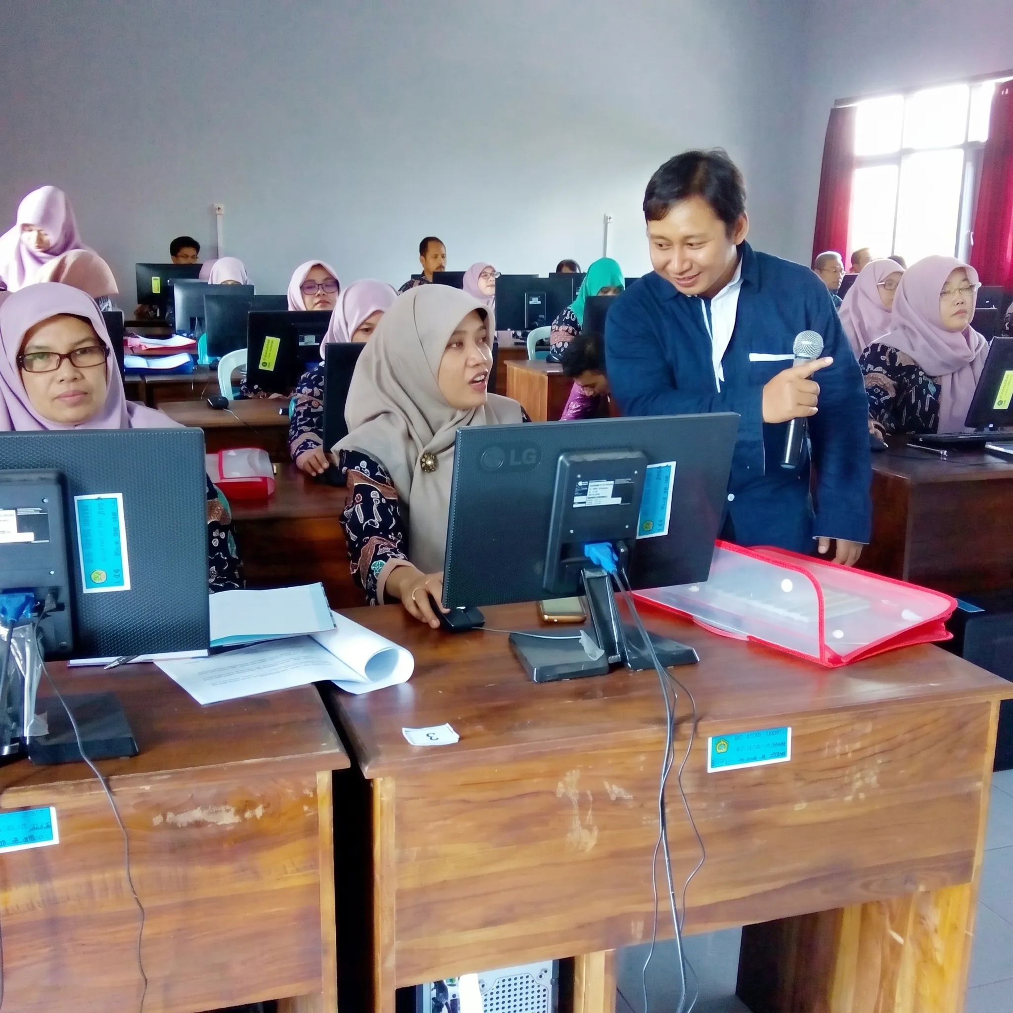 Empowering Guru MTsN 1 Jember Melalui Workshop